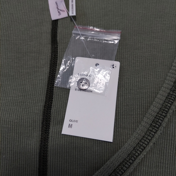 NWT Urban Outfitters Olive Cropped Tee - Picture 7 of 7